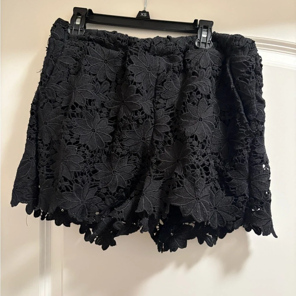 Elegant Black Lace Women's Shorts - Picture 2 of 5